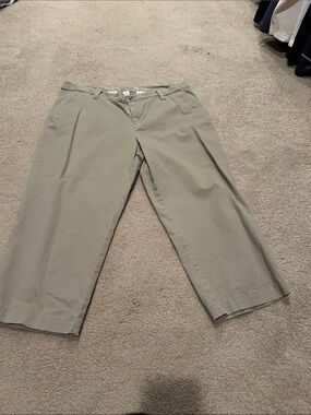 Women’s Casual Capri Pants in Dark Khaki